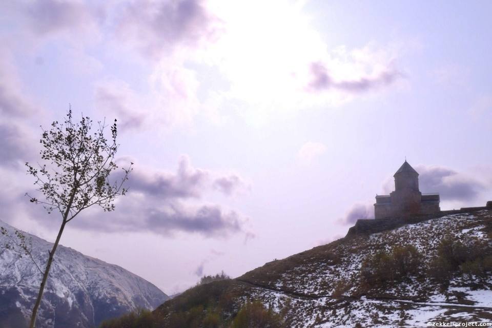 ツミンダサメバ教会 ジョージア 死ぬまでに行きたい 世界の絶景