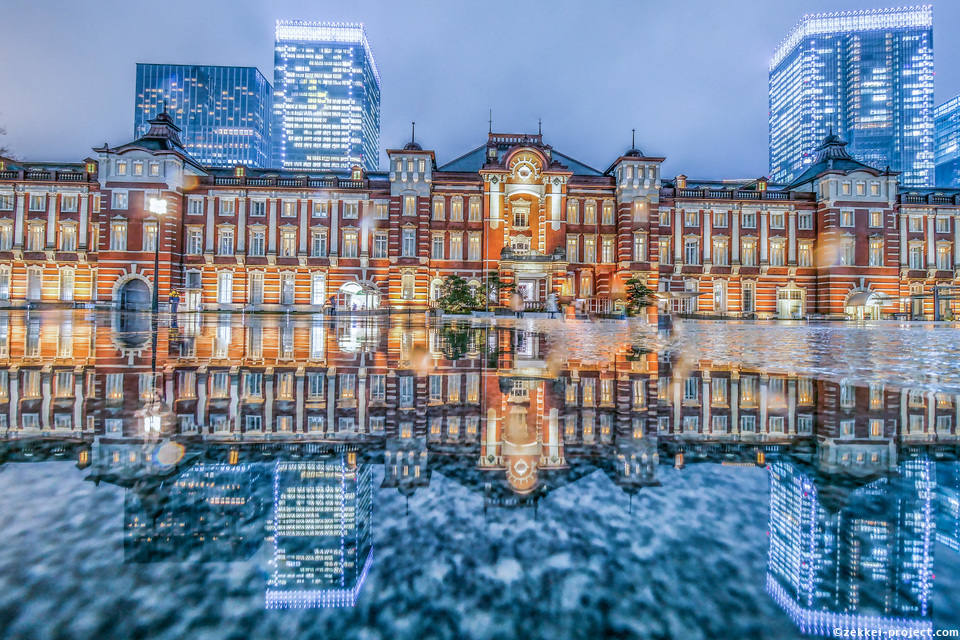 水溜りに反射する赤煉瓦建物の夜景・東京駅  死ぬまでに行きたい 